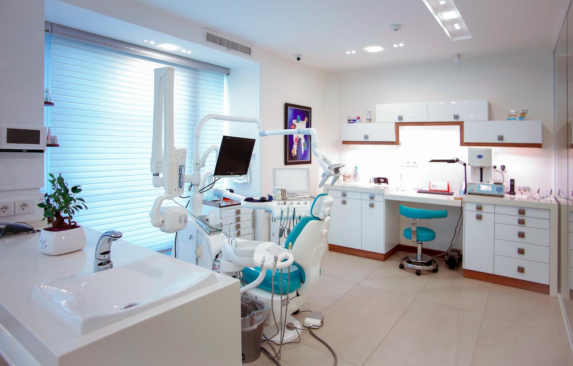 Interior de sala de tratamiento en clínica dental en España con sillón odontológico e instrumental esterilizado, cumpliendo requisitos sanitarios.